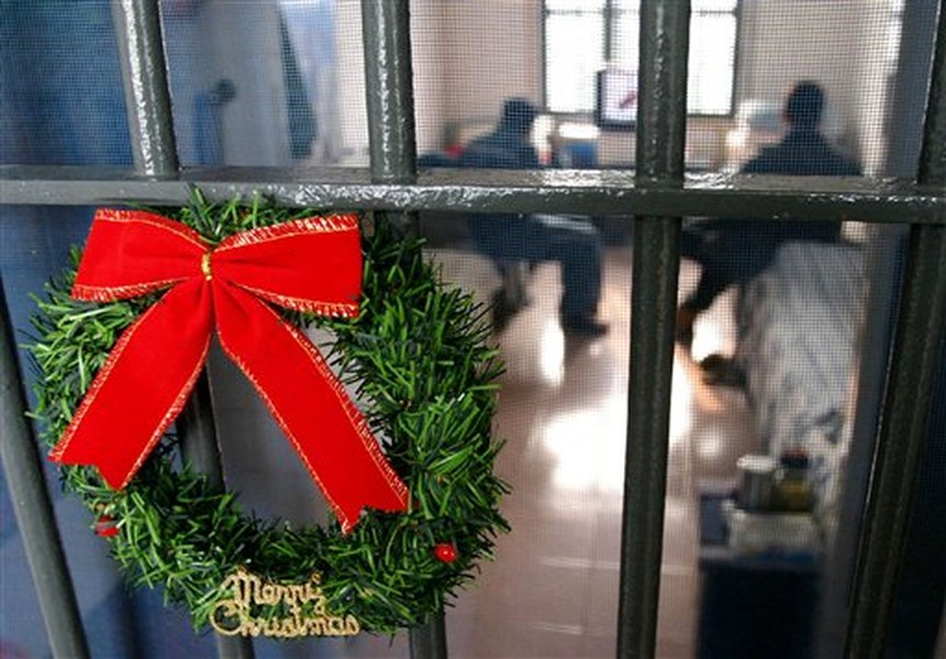 1. Nhà tù nghỉ dưỡng Holiday Prison ở Na Uy. Bạn đừng nên nghĩ rằng các tù nhân ở Na Uy phạm những trọng tội như giết người, hiếp dâm,buôn bán ma túy … sẽ phải chịu những hình phạt đau đớn. Thực tế họ sẽ được nghỉ ngơi tắm nắng, hay thậm chí còn được tham gia các khóa nấu ăn có sẵn trong khuôn viên nhà bếp trong tù, sửa chữa các loại xe ở xưởng tù và còn nhiều bất ngờ nữa.